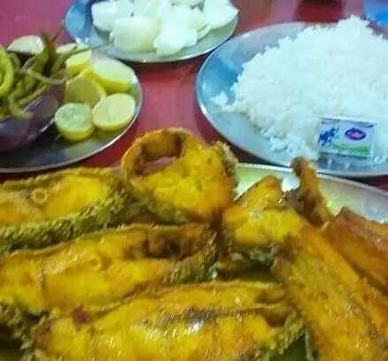 سفره رنگین رستوران لاکان با ماهی سرخ شده لذیذ، برنج تازه، لیمو و فلفل. بهترین غذای محلی را در رستوران لاکان امتحان کنید.