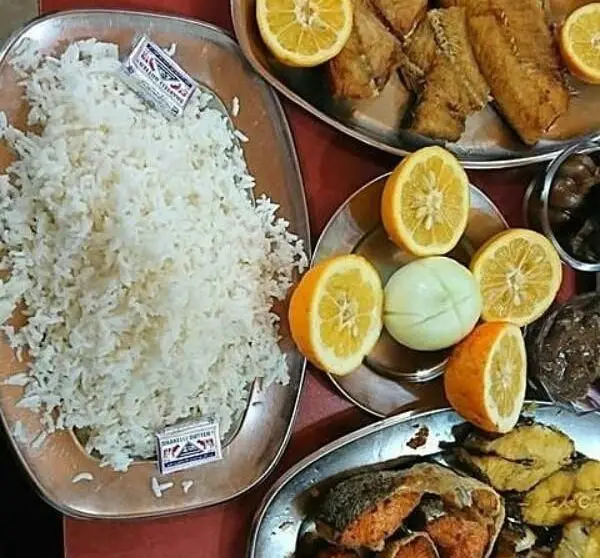 چلو ماهی ممتاز رستوران لاکان با ماهی تازه سرخ شده، برنج ایرانی معطر، کره، پیاز و مرکبات تازه. ضیافتی دلپذیر و سنتی.