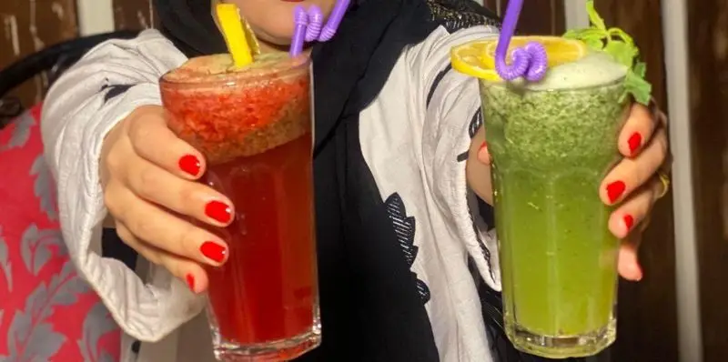 لذت نوشیدنی‌های گوارا در کافه رستوران کندو: آبمیوه طبیعی قرمز و لیموناد سبز خنک با نی‌های رنگی. پر از ویتامین و تازگی.