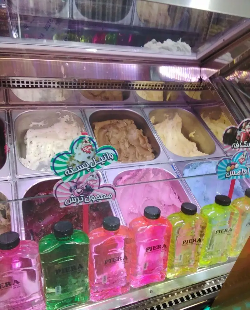 بستنی ونیز: ویترین پر از رنگ و طعم بستنی‌های خوشمزه شامل وانیل پسته، نسکافه، معجون ترش، آدامس و نوشیدنی پیرا.