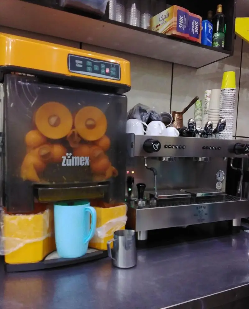 فضای داخلی کافه بستنی ونیز با دستگاه آب پرتقال Zumex برای آبمیوه طبیعی تازه و دستگاه اسپرسو برای قهوه و نوشیدنی‌های گرم.