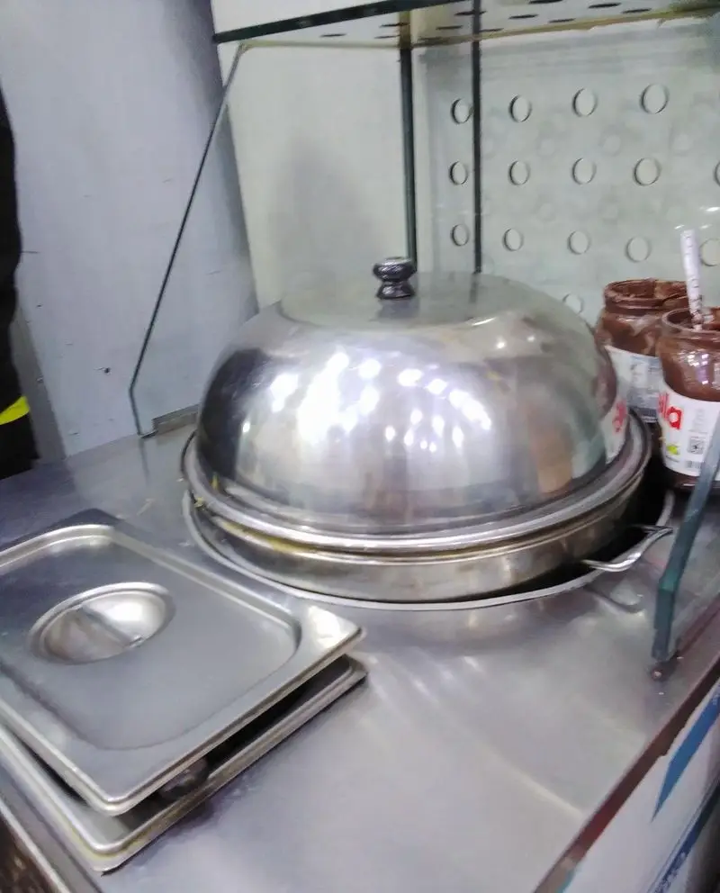 میز کار استیل بستنی ونیز، با دستگاه آماده‌سازی دسر و ظروف نوتلا. برای سرو انواع کرپ، وافل و دسرهای خوشمزه.