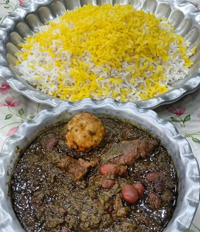 غذای سنتی ایرانی: پلو زعفرانی و خورشت قورمه سبزی خوشمزه با گوشت، لوبیا قرمز و تخم مرغ در رستوران پلوشاهی.