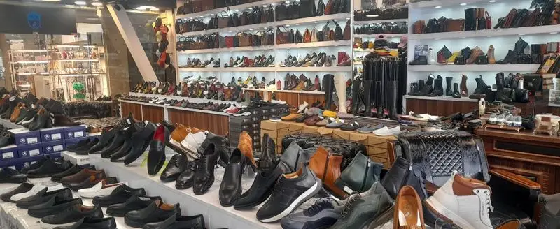 فروشگاه هات فو پاشا: مجموعه‌ای بی‌نظیر از کفش‌های چرمی مردانه و زنانه، بوت، و انواع کیف‌های باکیفیت و متنوع.