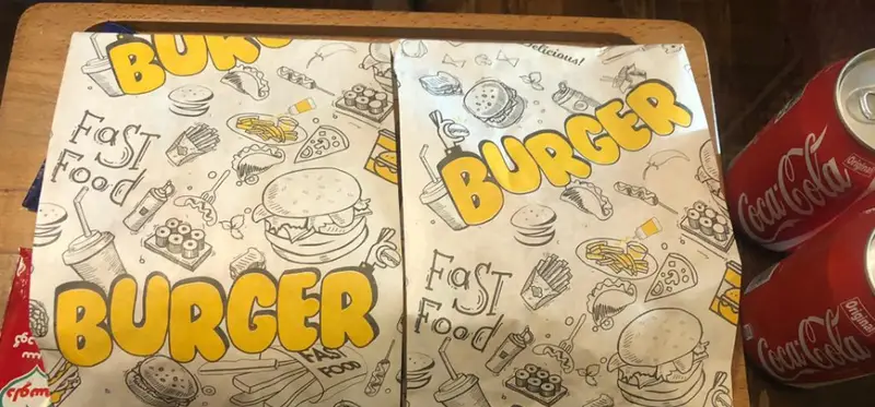 بسته بندی فست فود پیتزا ونوس با طرح همبرگر، سیب زمینی سرخ کرده، پیتزا و نوشابه کوکا کولا. منوی متنوع فست فود.