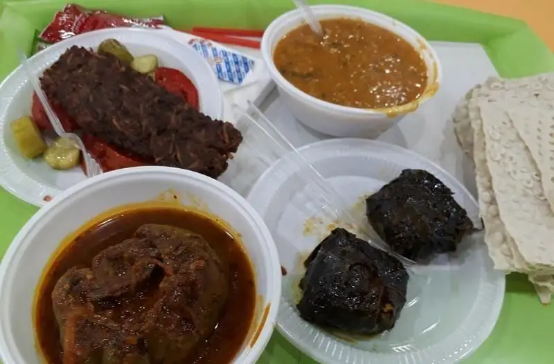 سفره رنگین رستوران فلوت: کباب کوبیده، خورشت سنتی ایرانی، دلمه، عدسی و نان داغ. تجربه‌ای لذیذ از غذای اصیل ایرانی.