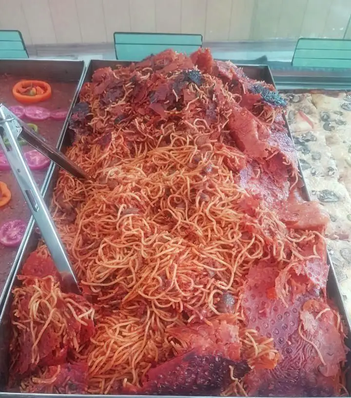 سینی بزرگ ماکارونی ایرانی با ته دیگ طلایی و سس خوش‌طعم در رستوران فلوت، انتخابی عالی برای وعده‌های غذایی پرجمعیت.