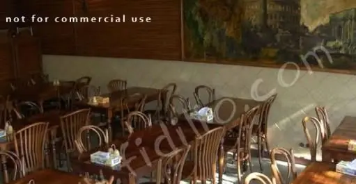 تصویری از فضای داخلی رستوران ایتالیایی ناپولی، با دکوراسیون گرم و سنتی و چیدمان میز و صندلی‌های چوبی برای مشتریان.