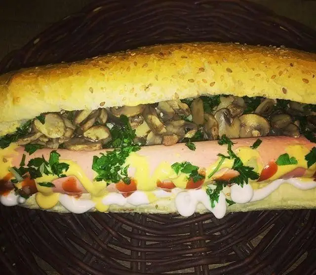 هات داگ بیژن: ساندویچ بزرگ با نان کنجدی، سوسیس، قارچ تفت داده، سس‌های رنگارنگ و سبزی تازه. تجربه‌ای لذیذ و دلپذیر.