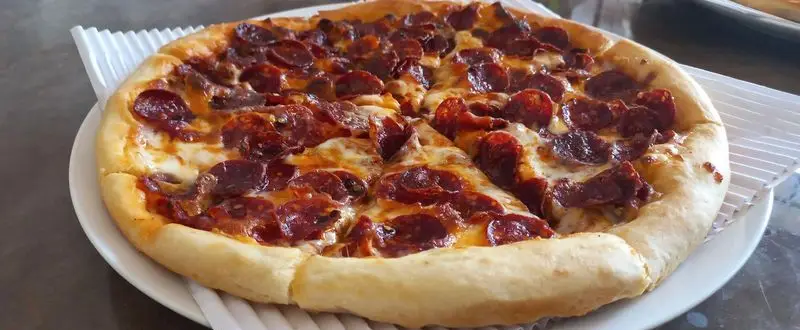 پیتزا پپرونی دلپذیر کافه رستوران ورسی با تکه‌های سوسیس تند و پنیر آب شده، ایده‌آل برای یک وعده غذایی لذت‌بخش و خاطره‌انگیز.