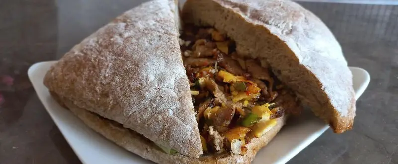 ساندویچ اختصاصی کافه رستوران ورسی: نان تازه سبوس‌دار با ترکیبی لذیذ از گوشت، تخم‌مرغ و فلفل. یک انتخاب عالی برای هر سلیقه.