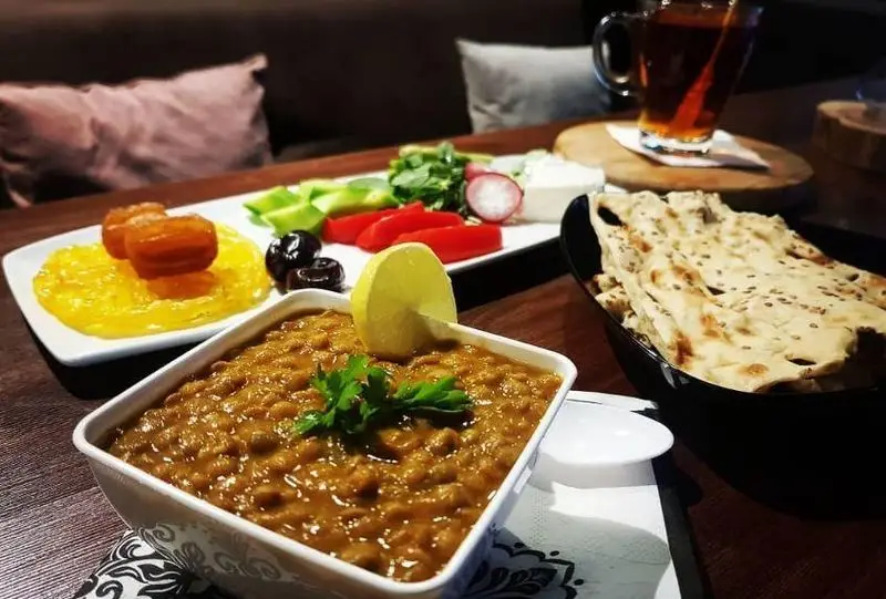 صبحانه لذیذ کافه نتو: عدسی گرم، نان تازه، پنیر، سبزیجات، زیتون، مربا و شیرینی، به همراه چای داغ. انتخابی عالی برای شروع روز.