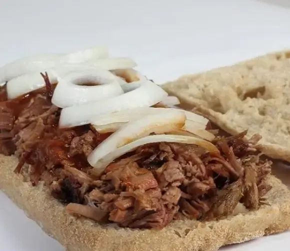 ساندویچ باز گوشت ریش ریش و سس باربیکیو با پیاز، یک گزینه خوشمزه برای ناهار از گورمه مارکت مزرعه ماهشام.