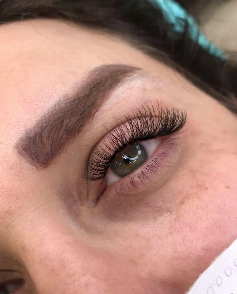 نمونه کار حرفه‌ای اکستنشن مژه والیوم روسی و کاشت مژه طبیعی به همراه میکروبلیدینگ و فیبروز ابرو در سالن زیبایی تخصصی