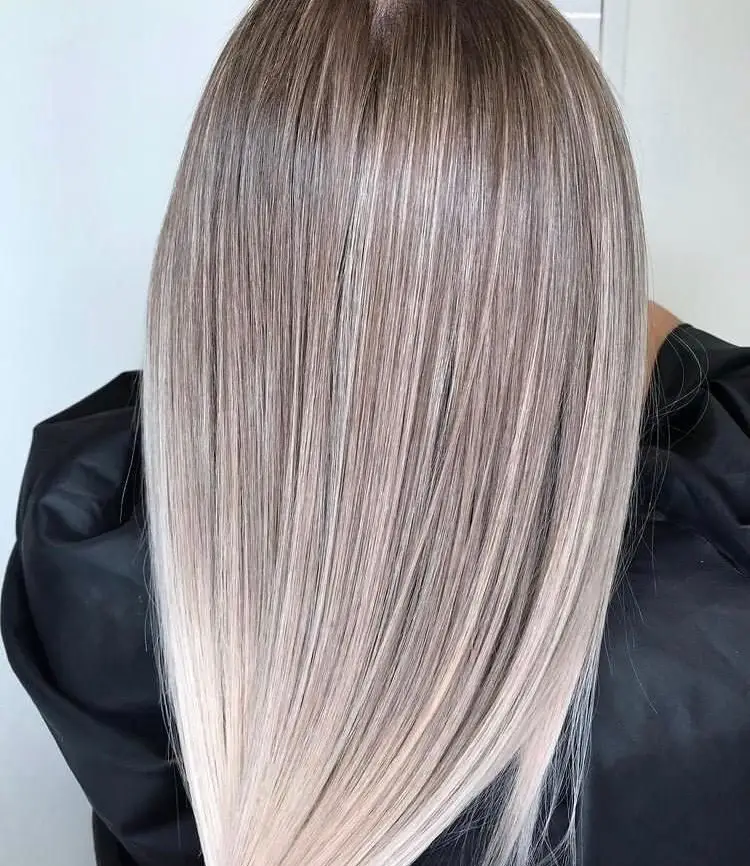 مدل رنگ موی بالیاژ دودی خاکستری و امبره فوق‌العاده صاف و درخشان زنانه مناسب برای ایده رنگ مو در سالن زیبایی