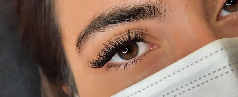 عکس نزدیک از اکستنشن مژه اسپایکی و کاشت مژه والیوم مشکی با تراکم بالا به همراه لیفت و لمینت ابروهای طبیعی دخترانه