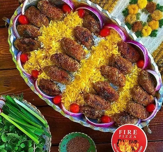 سینی کباب کوبیده مجلسی با پلو زعفرانی، پیاز، گوجه و سبزی تازه. غذایی لذیذ از فست فود فایر و Fire Pizza برای سفارش.