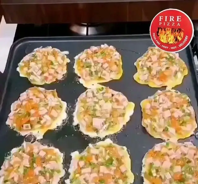 فست فود فایر: آماده سازی غذاهای تازه و خوشمزه روی گریل، شامل کوکو یا املت‌های مخصوص با گوشت و سبزیجات، هات و آماده دلیوری.