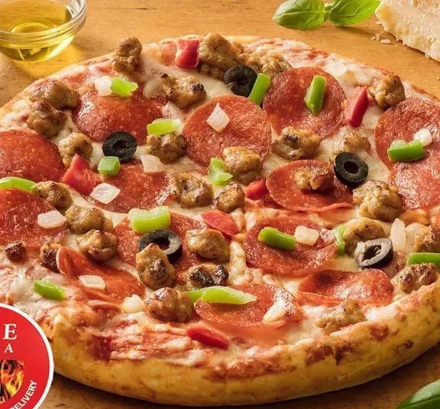 پیتزا پپرونی و گوشت داغ و خوشمزه فست فود فایر با زیتون، فلفل دلمه و پنیر فراوان. ایده‌آل برای سفارش آنلاین و تحویل فوری.