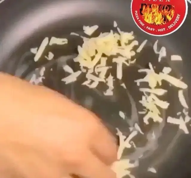 مواد اولیه خرد شده در تابه، آماده‌سازی برای پیتزای فست فود فایر. پیتزا فایر، غذای داغ و سریع با تحویل فوری.