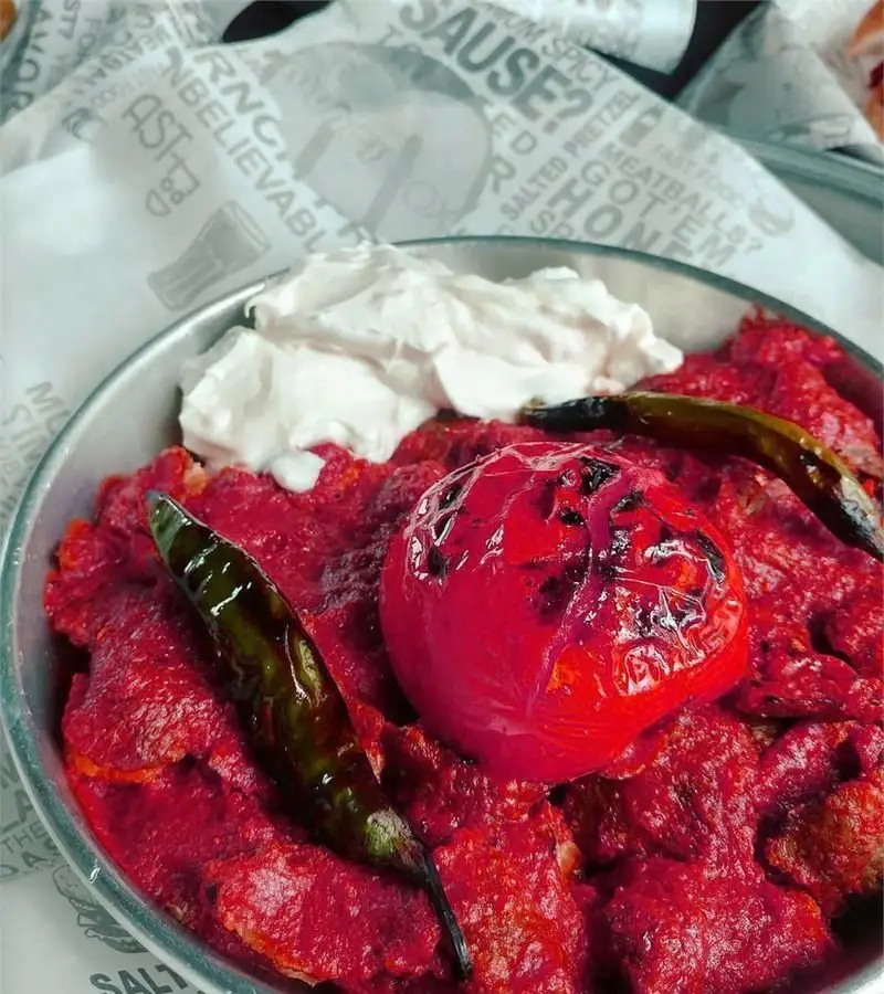 فست فود دونر لکوم: کباب لذیذ با سس قرمز براق، گوجه و فلفل کبابی تازه، همراه با ماست خنک. انتخابی عالی برای یک غذای متفاوت و خوشمزه.