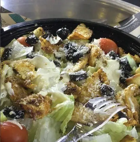 سالاد سزار تازه و خوشمزه از فست فود دونر لکوم، با کاهو، کروتون برشته، زیتون سیاه، گوجه گیلاسی و پنیر پارمزان، انتخابی ایده‌آل.