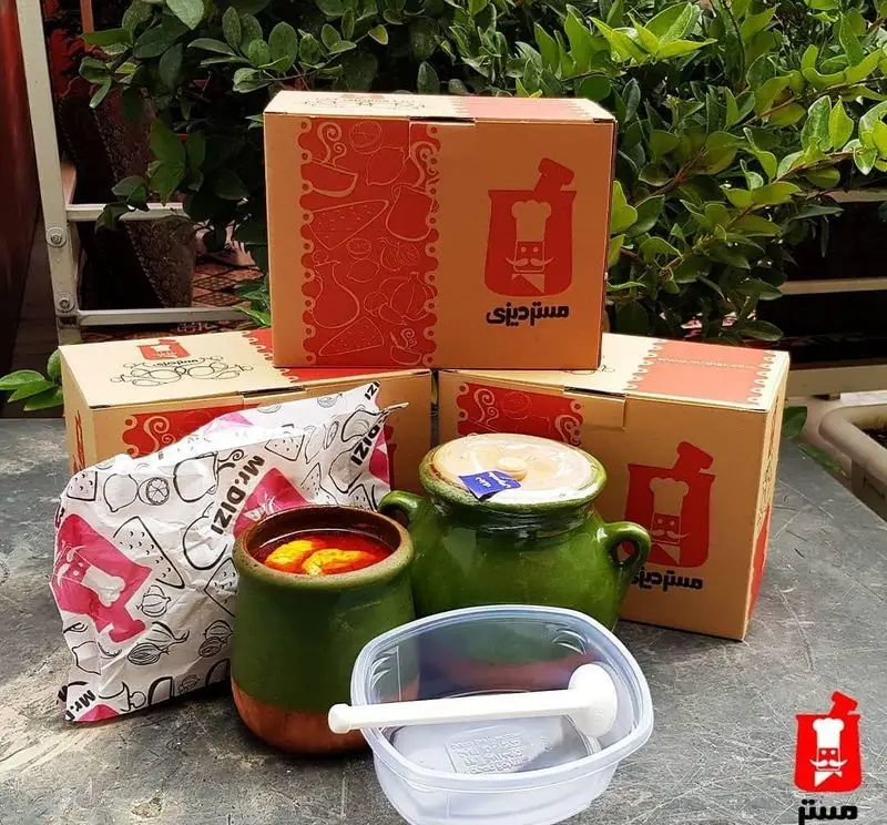 بسته‌بندی شکیل و بهداشتی دیزی و آبگوشت مستر دیزی، شامل ظروف سنتی و اقلام جانبی، آماده ارسال و میل در منزل. رستوران مستردیزی