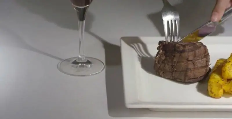 یک وعده غذایی فراموش‌نشدنی: استیک لذیذ و سیب زمینی ترد با نوشیدنی گوارا در فضای دلنشین رستوران مستر دیزی.