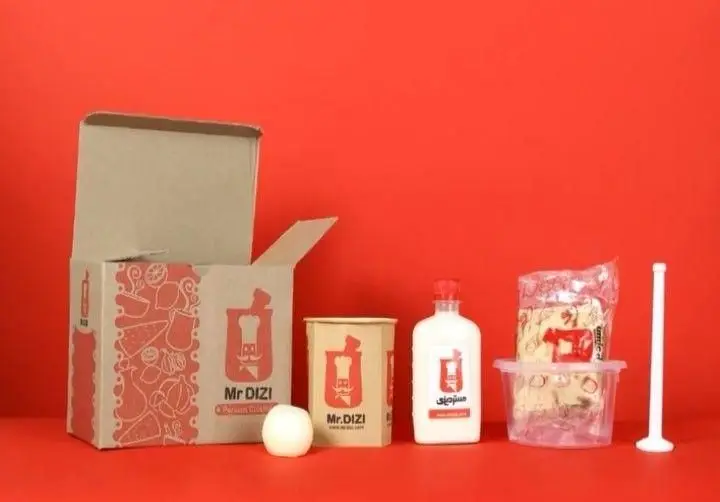 محصولات مستر دیزی شامل کیت آماده‌سازی دیزی، بطری دوغ، نان تازه و ابزار سرو. تجربه غذای سنتی ایرانی از رستوران Mr. Dizi.