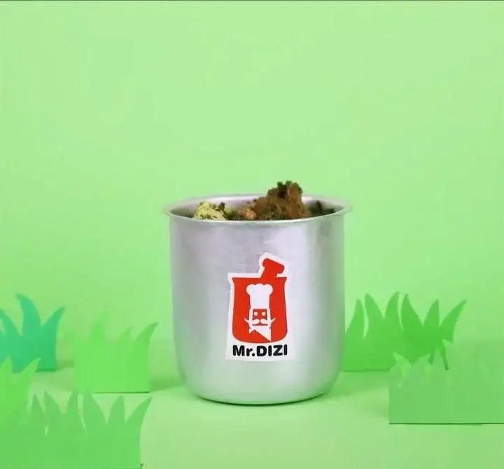 دیزی مستر دیزی در ظرف سنتی با لوگوی رستوران و چمن سبز. بهترین دیزی ایرانی، غذای گرم و خوشمزه سنتی.