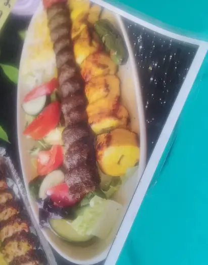 چلو کباب کوبیده و جوجه کباب لذیذ رستوران برادران، همراه با برنج و سالاد تازه. بهترین غذای ایرانی برای تجربه طعم اصیل.