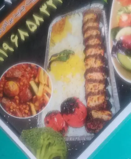 غذای لذیذ رستوران برادران: جوجه کباب با برنج و گوجه کبابی، همراه با خورشت ایرانی، بروکلی و سالاد تازه. کیفیت عالی.