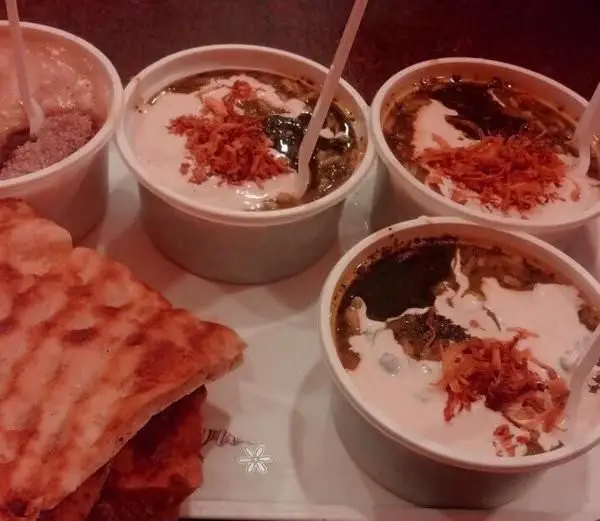 آش و حلیم صبا: چندین کاسه آش داغ با کشک، پیاز داغ و نعناع داغ، به همراه نان تازه. طعم اصیل غذای ایرانی، مناسب برای تمامی وعده‌ها.