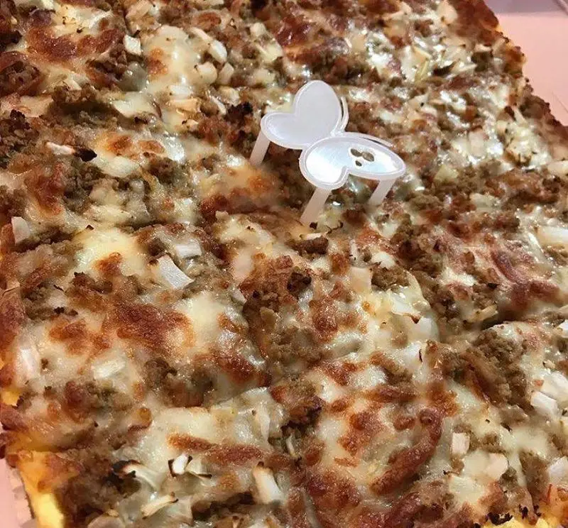 پیتزا مخصوص پرپروک با ترکیبی از گوشت چرخ‌کرده، پیاز تازه و پنیر موزارلا ذوب شده، آماده برای لذت بردن از طعم بی‌نظیر پیتزا پرپروک.