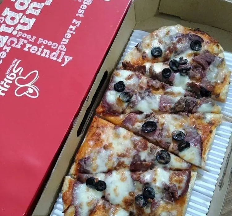 جعبه پیتزا پرپروک قرمز با لوگوی Perperook و شعارهای "بهترین دوست"، حاوی پیتزای گوشت، زیتون و پنیر اسلایس‌شده، آماده سفارش و لذت.