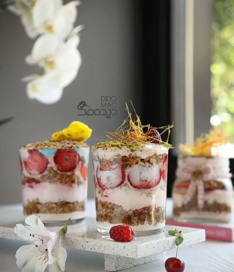 دسرهای لیوانی خوشمزه و تازه کافه و فست فود دیدومک. پارفه توت فرنگی با ماست، گرانولا و تزیینات آجیل و کارامل، انتخابی دلپذیر.