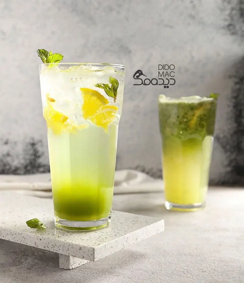 نوشیدنی موهیتو لیمو و نعنا خنک و شاداب در کافه و فست فود دیدومک، ایده‌آل برای روزهای گرم تابستان. طعم تازه و عالی.