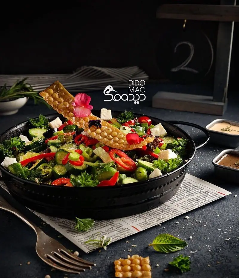 سالاد اشتهاآور کافه و فست فود دیدومک، شامل سبزیجات تازه، پنیر فتا و کراکر ترد. گزینه‌ای سالم و خوشمزه برای سفارش آنلاین.