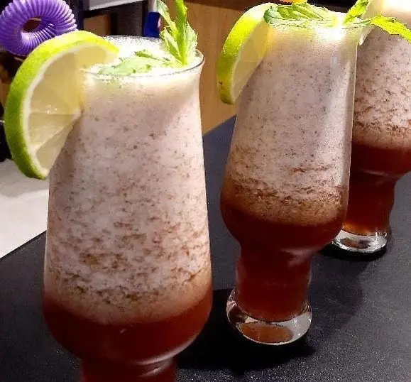 سه لیوان نوشیدنی خنک و تابستانی کافه و فست فود دیدومک، با لیمو و نعنا، ترکیبی دلنشین و خوشرنگ برای روزهای گرم.