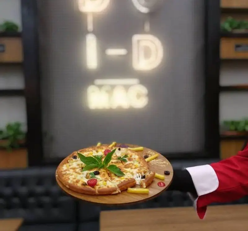 پیتزای خوشمزه و تازه همراه با سیب زمینی سرخ کرده در کافه و فست فود دیدومک، آماده سرو در محیطی دلنشین و مدرن.