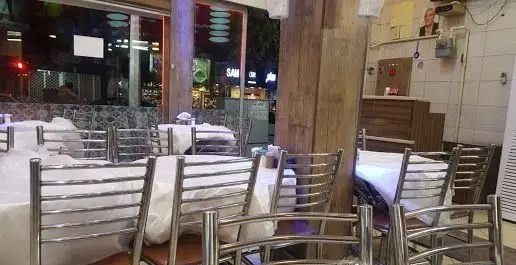 نمای داخلی کبابسرای تک بناب، فضایی آرام و دلنشین با میز و صندلی‌های مرتب، مناسب برای لذت بردن از کباب‌های اصیل و غذای ایرانی.