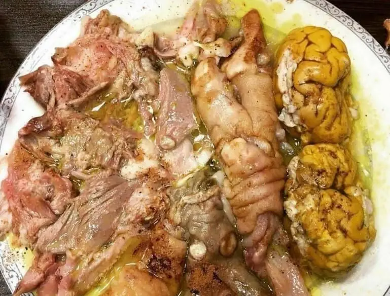 عکس غذای اصیل کله‌پاچه و مغز و پاچه گرم و لذیذ طباخی کیا، یک تجربه صبحانه سنتی ایرانی در یک ظرف زیبا.