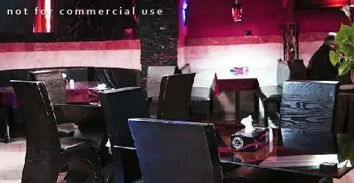 تصویری از فضای داخلی کافه رستوران گلایل با دکوراسیونی جذاب و محیطی دلنشین، شامل میز و صندلی‌های شیک و چیدمانی مدرن برای مشتریان.