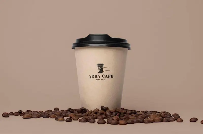 عکس فنجان قهوه یکبار مصرف با لوگو و برند کافه آربا، همراه با دانه های قهوه رست شده در پس زمینه ساده. مناسب برای سفارشات تیک او.
