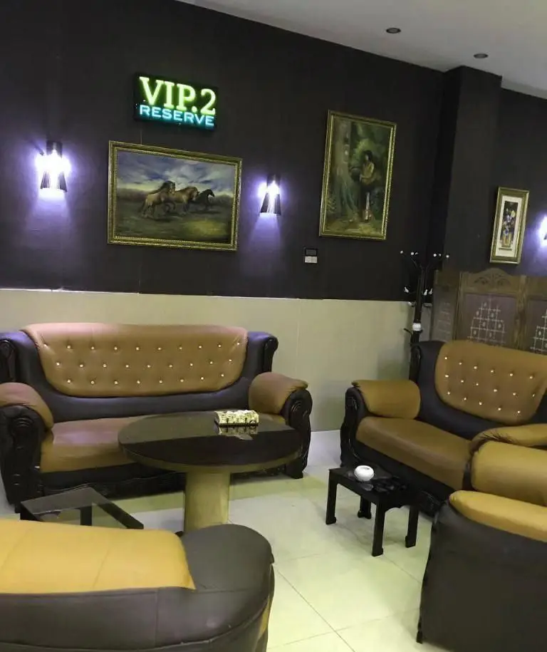 فضای داخلی شیک رستوران ایرانی نارنج با مبلمان راحت، نورپردازی خاص و بخش VIP برای آسایش مهمانان.