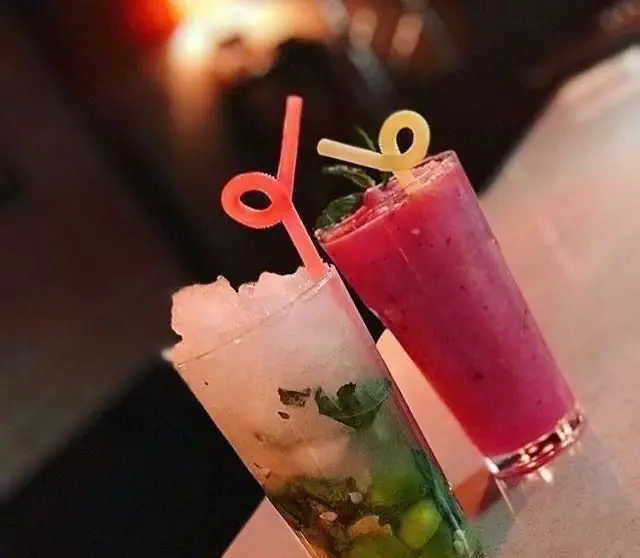 نوشیدنی‌های گوارا و رنگارنگ در رستوران ایرانی نارنج: موهیتو نعنا و لیمو با یخ خرد شده و اسموتی میوه‌های قرمز تازه.