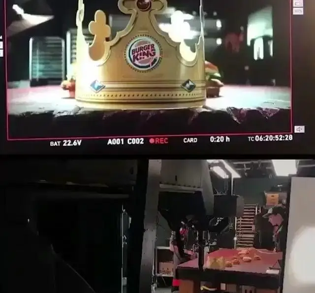 تصویر پشت صحنه یک پروژه تبلیغاتی در اکباتان برای پیتزا هات. مانیتور، تاج برگر کینگ را نشان می‌دهد و میز فیلمبرداری پر از غذاهای کوچک است.