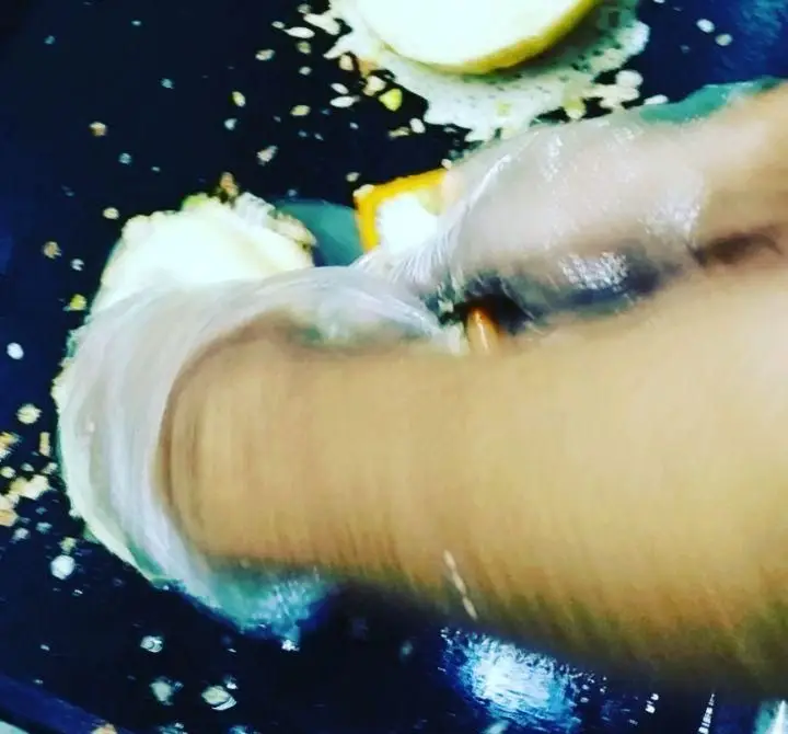 تصویر لحظه تهیه و طبخ پیتزا در آشپزخانه پیتزا هات اکباتان؛ تاکید بر تازگی مواد اولیه و رعایت استانداردهای بهداشتی.