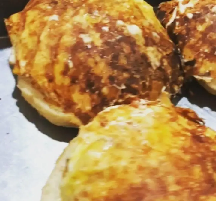 نان پنیری طلایی و کریسپی پیتزا هات اکباتان، با روکش پنیر برشته و عطر دل‌انگیز. طعمی به‌یادماندنی در هر لقمه!