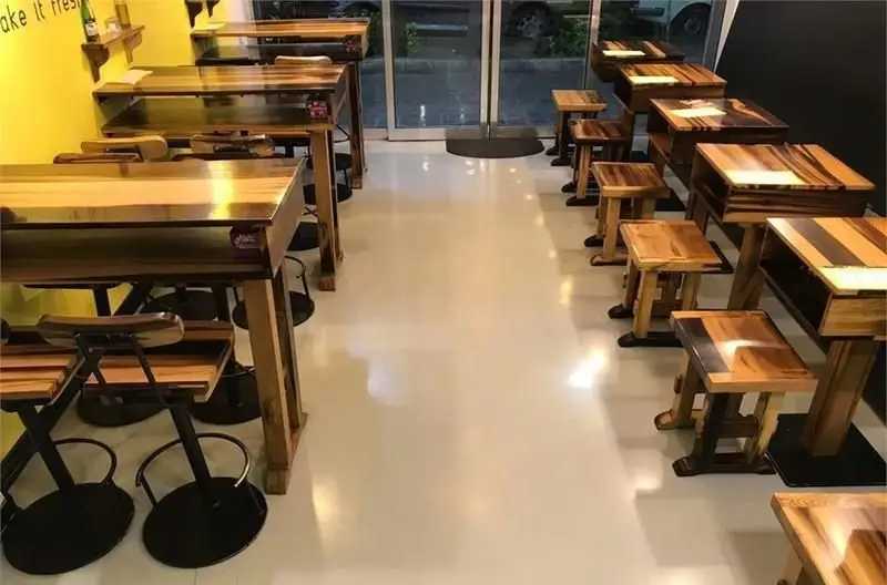 فضای داخلی دنج رستوران ایتالیایی هورسان با چیدمان میز و صندلی‌های چوبی مدرن و شیک برای تجربه غذایی دلپذیر.